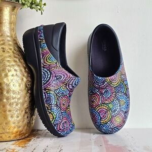 Crocs Neria Pro II Tie Dye Womens Sz 10 Removable Insole Grip Outsole Work Clog